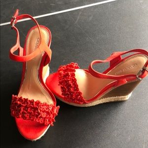 Gianni Bini red floral wedges